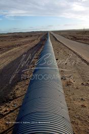 Image du Maroc Professionnelle de  Bande transporteuse des phosphates à Boucraa de L'Office chérifien des phosphates. Le Groupe OCP est une société anonyme fondée en 1920 et domiciliée au Maroc. OCP S.A est le Leader mondial de l'industrie du phosphate, Mardi 8 Février 2005. (Photo / Abdeljalil Bounhar)